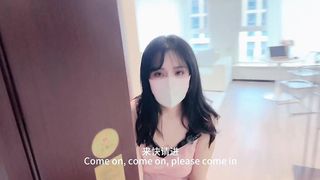 美女作家以性交租!被房东先生无套抽插口爆吞精!