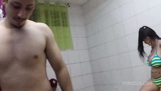 A discussao foi quem sentaria no boy primeiro a novinha ou a coroa