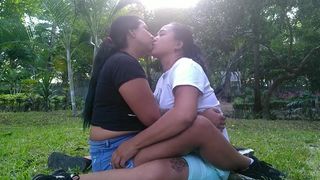 VECINAS LESBIANAS SE MANOSEAN Y FROTAN SUS CONOS EN EL PARQUE A PLENA LUZ DEL DIA