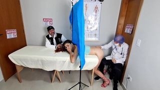 ESPOSA MOSTRA CU PARA O MEDICO AO LADO DO MARIDO!