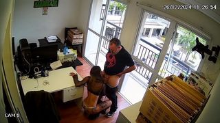 LEVEI A SAFADA PARA O ESCRITORIO E FOMOS FLAGRADOS PELAS CAMERAS DE SEGURANCA