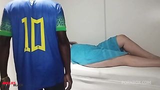 Massagista fica de pau duro com a gostosa safada que caiu de boca na rola