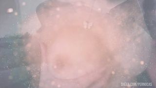 Gozando e gritando no banheiro