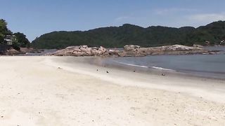 Encontramos a ninfeta na praia, deliciosa, levamos para foder em casa