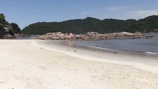 Encontramos a ninfeta na praia, deliciosa, levamos para foder em casa