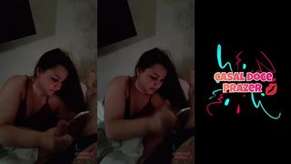 BATENDO PUNHETA PARA O MARIDO ENQUANTO ESTA EM LIGACAO DE VIDEO