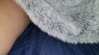 Tocando a Mi Hermanastra Embarazada Bajo Las Sabanas