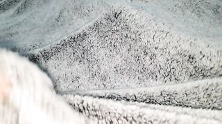 Tocando a Mi Hermanastra Embarazada Bajo Las Sabanas