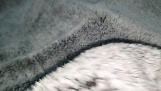 Tocando a Mi Hermanastra Embarazada Bajo Las Sabanas