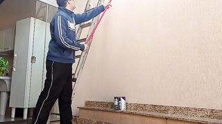 Meu marido ficou espiando eu seduzir e trepar com o pintor da nossa casa