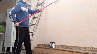 Meu marido ficou espiando eu seduzir e trepar com o pintor da nossa casa
