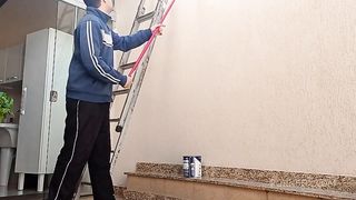 Meu marido ficou espiando eu seduzir e trepar com o pintor da nossa casa