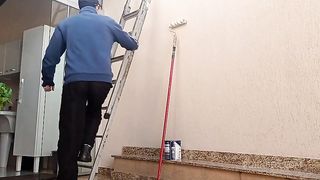 Meu marido ficou espiando eu seduzir e trepar com o pintor da nossa casa
