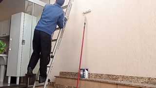 Meu marido ficou espiando eu seduzir e trepar com o pintor da nossa casa