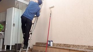 Meu marido ficou espiando eu seduzir e trepar com o pintor da nossa casa
