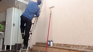 Meu marido ficou espiando eu seduzir e trepar com o pintor da nossa casa