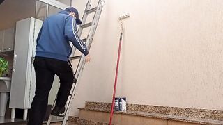 Meu marido ficou espiando eu seduzir e trepar com o pintor da nossa casa