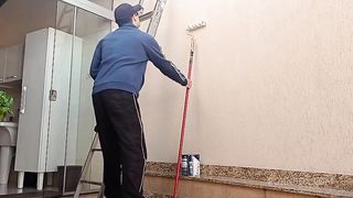 Meu marido ficou espiando eu seduzir e trepar com o pintor da nossa casa