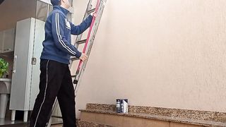 Meu marido ficou espiando eu seduzir e trepar com o pintor da nossa casa