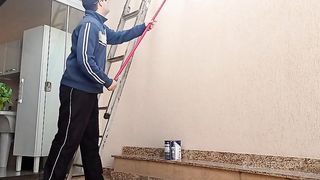 Meu marido ficou espiando eu seduzir e trepar com o pintor da nossa casa