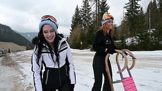 SLUTTY BFFS ANNA DE VILLE AND KITANA LURE ENJOY STRAP ON THREESOME VACATION SEX GP3170