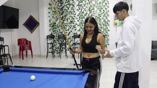 ME FOLLO A MI LATINA HERMANASTRA EN UN BILLAR - VIDEO RED COMPLETO EN ESPANOL