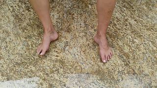 RAQUEL SE MASTURBANDO E MOSTRANDO SEUS LINDOS PEZINHOS COM FRANCESINHA - FETICHE DE PODOLATRIA