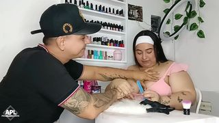 MIENTRAS MI MANICURISTA ME ARREGLA MIS UNAS, YO LE VOY TOCANDO SUS ENORMES TETAS Y POR DEBAJO DE LA MESA SU RICA Y HUMEDA PUSSY - HISTORIA COMPLETA