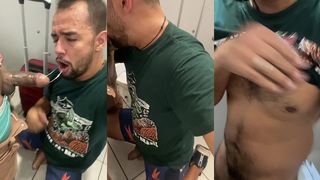 SEGURANCA DA EMPRESA ONDE TRABALHO ME DEU UNS PEGAS NO BANHEIRO, DISSE QUE SO QUERIA SER MAMADO, NAO RESISITIU E ME COMEU.