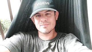 Muito leite na bunda dando o cuzinho