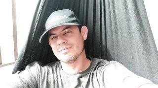 Muito leite na bunda dando o cuzinho