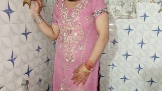 CURVY BODY DESI STEP SISTER-IN-LAW LOVES FINGERING PEEING AND SQUIRTING, MUSLIM BHABHI HOT SQUIRTS WITH SEXY MOANING