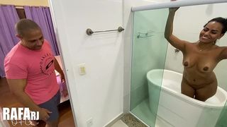 SAFADA FICOU SE EXIBINDO PARA MIM ENQUANTO TOMAVA BANHO E ENTROU NA ROLA