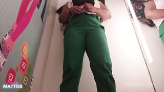 Fui comprar roupas e ficar peladinha nos provadores