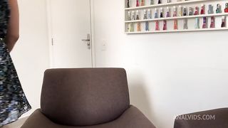 GOSTOSA FAZ A SOBRANCELHA DO NOVINHO EM TROCA RECEBE PICA E ELE COLOCOU ATE NO CUZINHO DELA