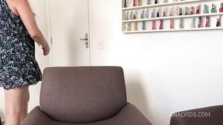 GOSTOSA FAZ A SOBRANCELHA DO NOVINHO EM TROCA RECEBE PICA E ELE COLOCOU ATE NO CUZINHO DELA