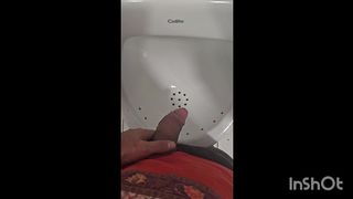 NO BANHEIRO DO HOSPITAL.