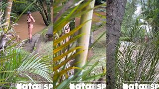 ESPIANDO A GOSTOSA CASADA SE MASTURBAR NO RIO E TOMAR BANHO DE MANGUEIRA!