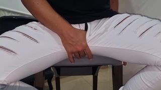 ADORA ESSERE GUARDATO - RAGAZZO SEXY ITALIANO - SBORRATA FORTE E INTENSA A CASA DELLA MATRIGNA TROIA CON UN CAZZO ENORME