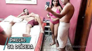 Bastidores da gravacao da primeira vez no porno da safada Mel Morena fodendo com varios machos