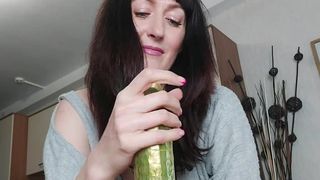 SEXY MATURE BRUNETTE LOVE PLAY WITH VEGETABLES