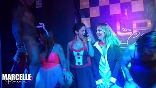 GRUPO DE MENINAS TRANSANDO COM STRIPPER NO PALCO DA BOATE