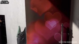 THREESOME - DUAS GOSTOSAS DENTRO DE CASA ESCOLHI UMA ENQUANTO A OUTRA COZINHAVA A NOVINHA ENGOLIU MINHA PORRA