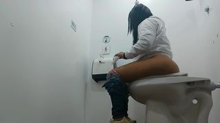 VOYEUR - WATCH HOT BIG ASS LATINA PISSING ON PUBLIC HOSPITAL TOILET