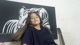 MI PEQUENA HERMANASTRA ESTA ENOJADA CONMIGO PORQUE NO LA COJO LENTO.