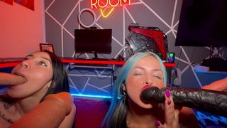 MI AMIGA Y YO LAMEMOS MUCHAS VERGAS EN UN SALVAJE BUKAKE - ANITTA MILLER