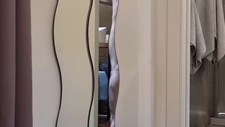 AMATORIALE DOCCIA INTIMA - RAGAZZO ARRAPATO SI SEGA IN DOCCIA CON UN CAZZO MOSTRUOSO - E TANTA SCHIUMA