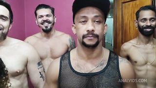 Levei elas para uma suruba e gostaram dos meus amigos que apresentei a elas - DP