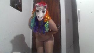 DANCANDO GOSTOSO PARA VOCE E MOSTRANDO MINHA BUCETA VIRGEM