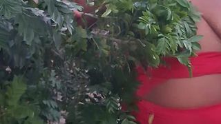 CRENTE SAFADA COLHENDO FRUTAS